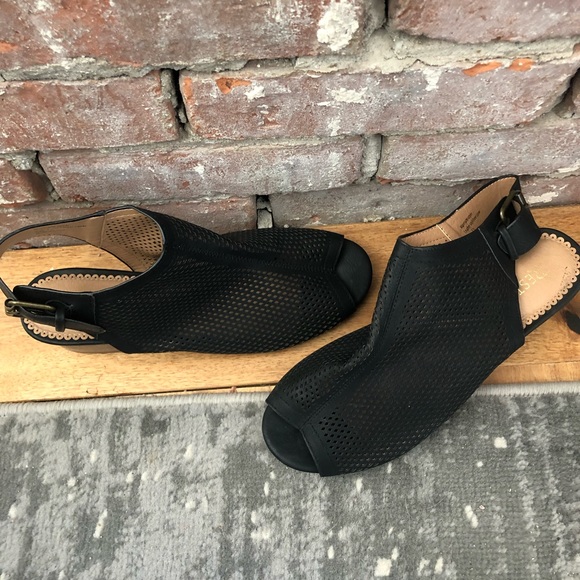 RESTRICTED … black sandals - Picture 12 of 16